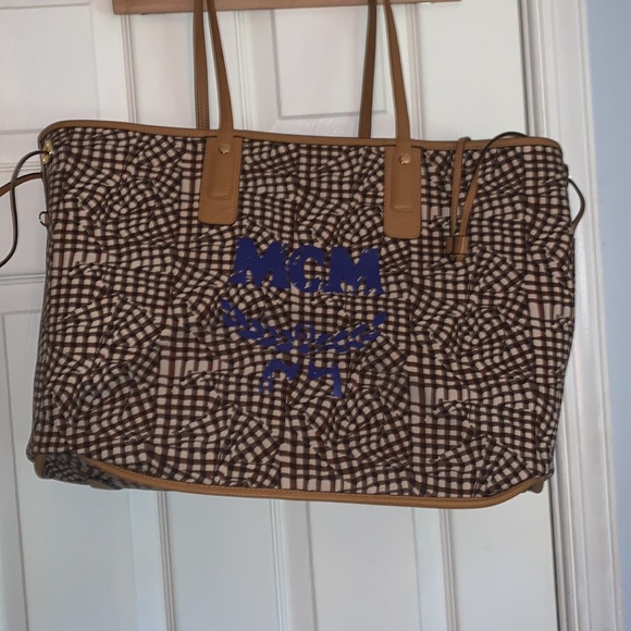 MCM Liz large reversible tote with clutch and extra strap. Great condition - Picture 2 of 15